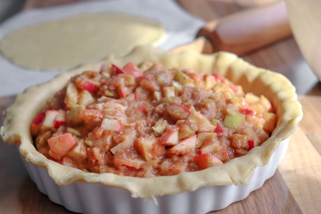 Omenapain pohja ja täyte vuoassa