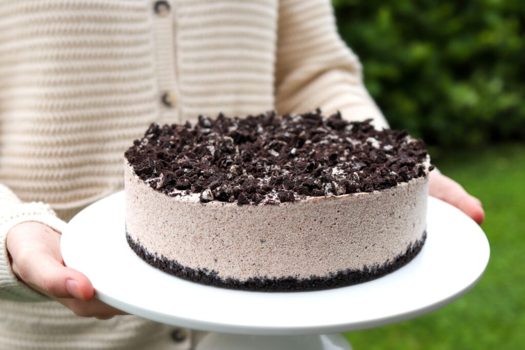 Oreo-jäätelökakku valkoisella tarjoilulautasella