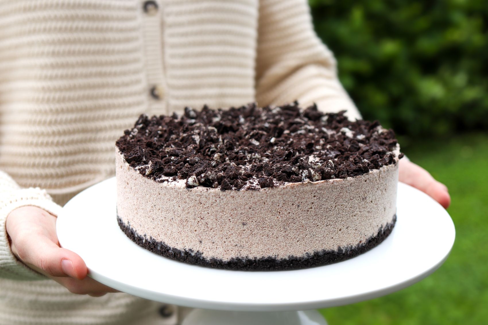 Oreo-jäätelökakku valkoisella tarjoilulautasella