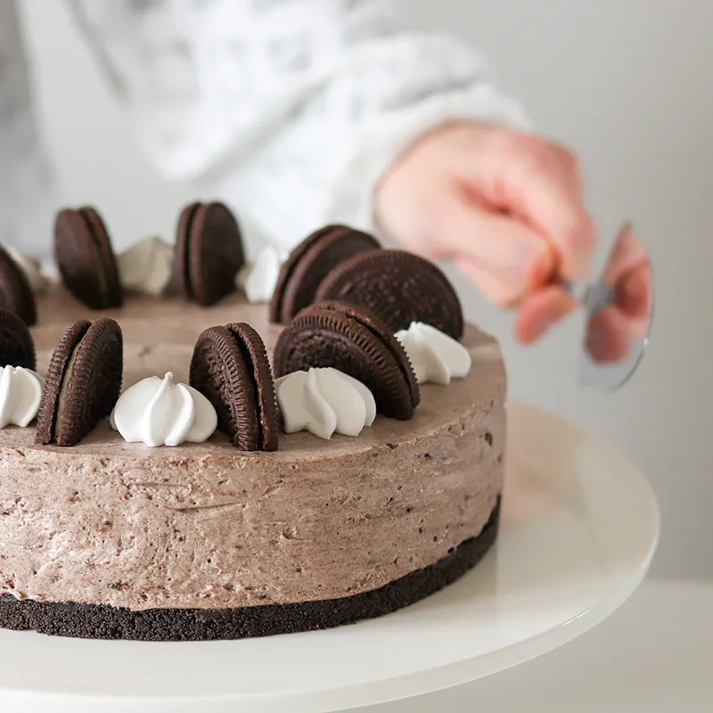 Oreo-kakku kätkee keksejä myös täytteeseen.