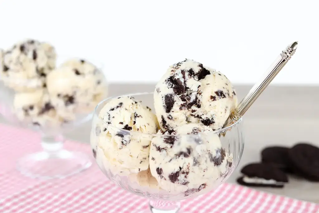 Oreo-jäätelö lasisissa jälkiruokakulhoissa.