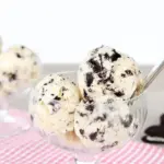 Oreo-jäätelö lasisissa jälkiruokakulhoissa.