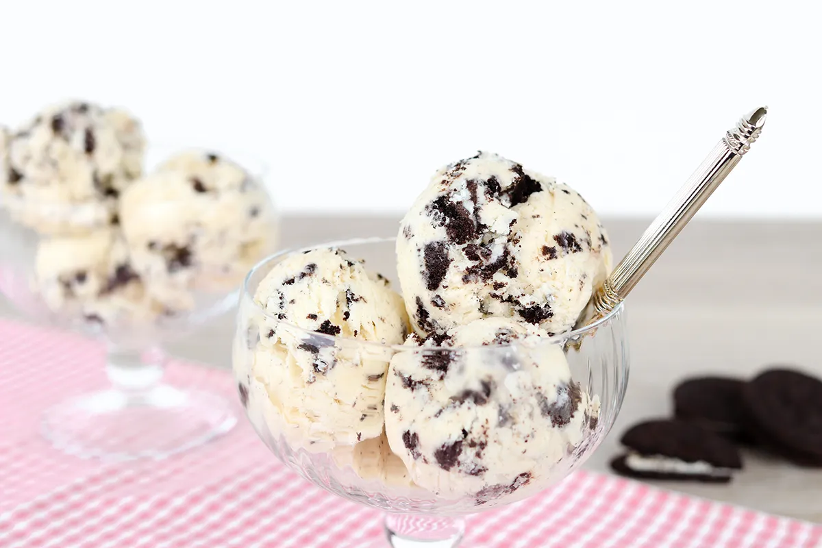Oreo-jäätelö lasisissa jälkiruokakulhoissa.
