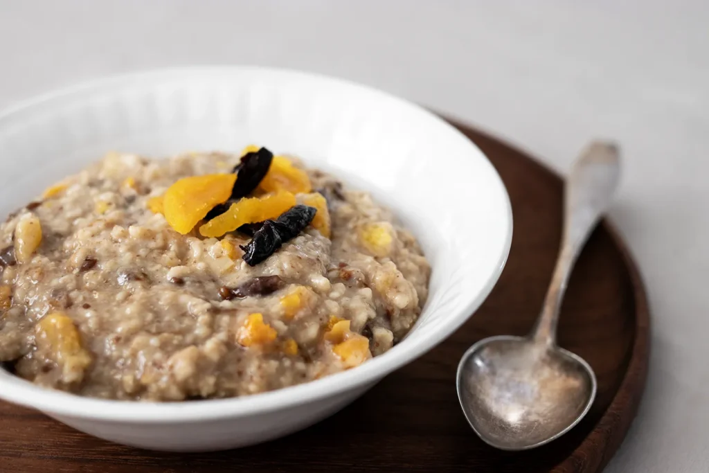 Pajalan puuro valkoisella lautasella.