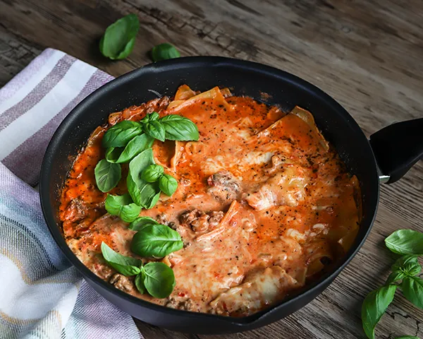 Pannulasagne tuoreen basilikan lehdillä höystettynä.