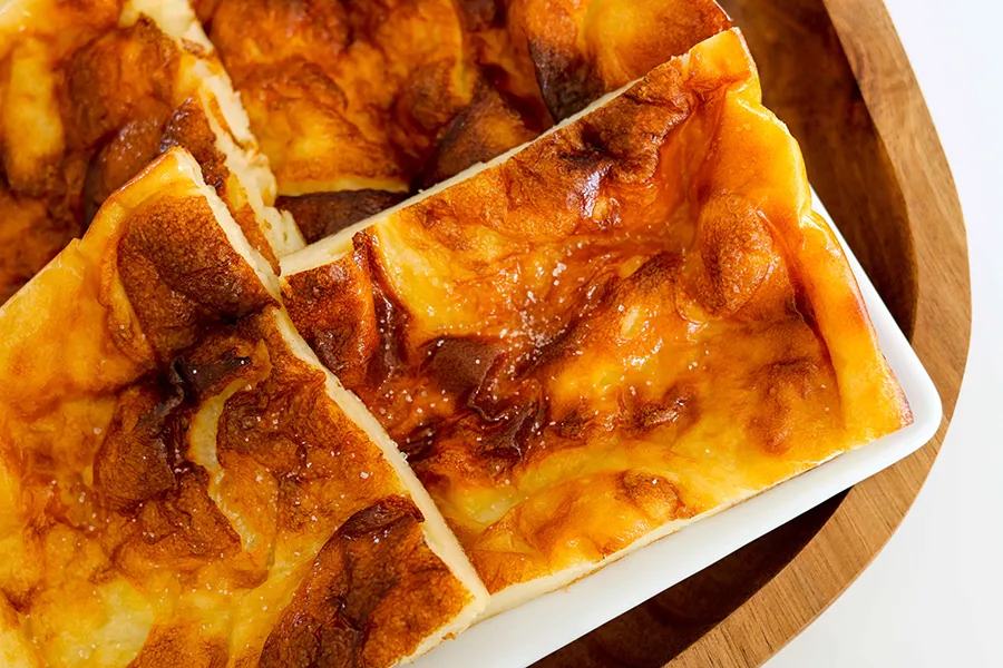 Pannukakku pellillä paistamisen jälkeen paloiksi leikattuna.