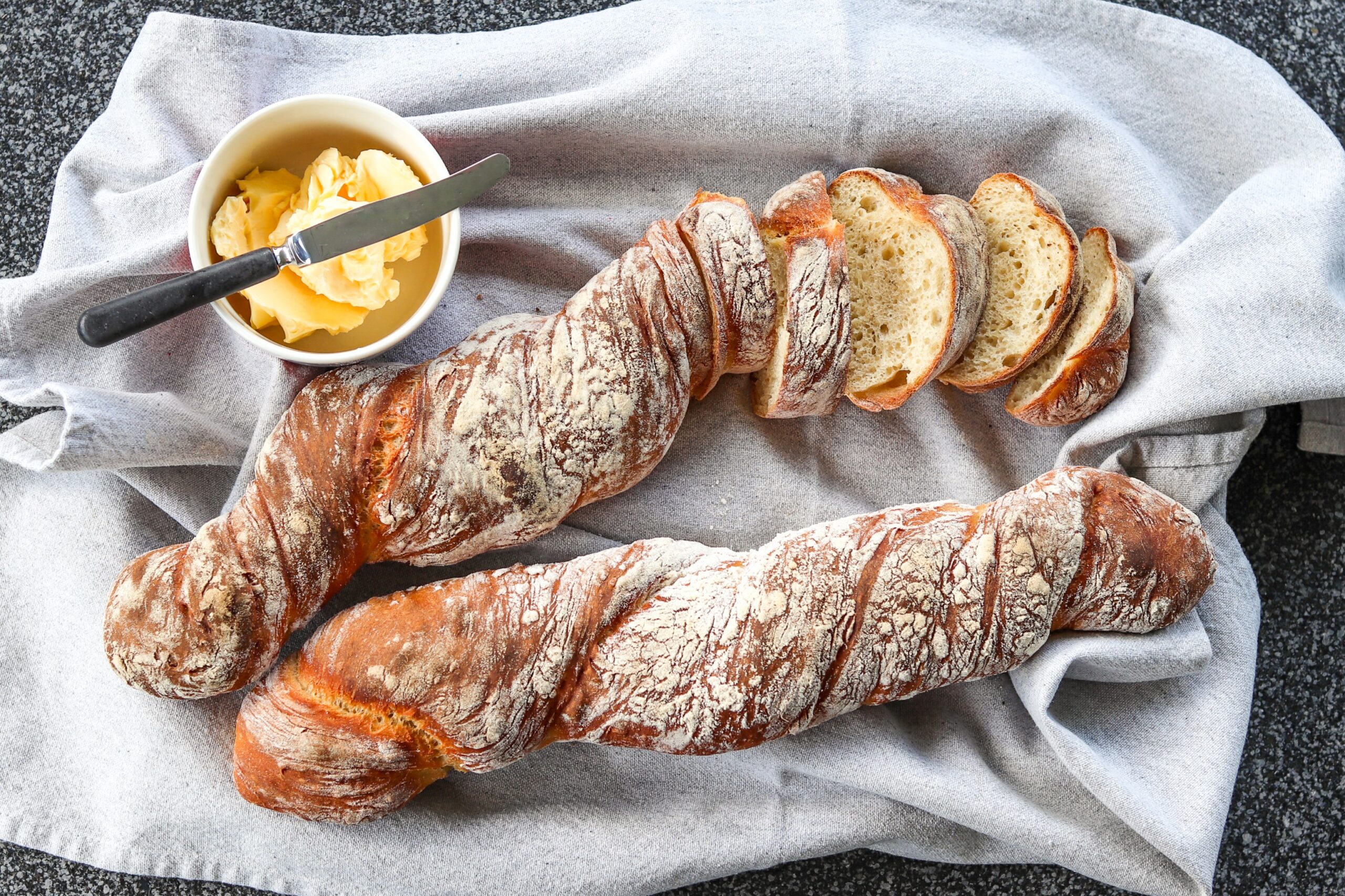 Kaksi kuivahiivalla kohotettua patonkia