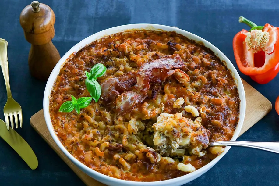 Pekonilla höystetty makaronilaatikko uunivuoassa.