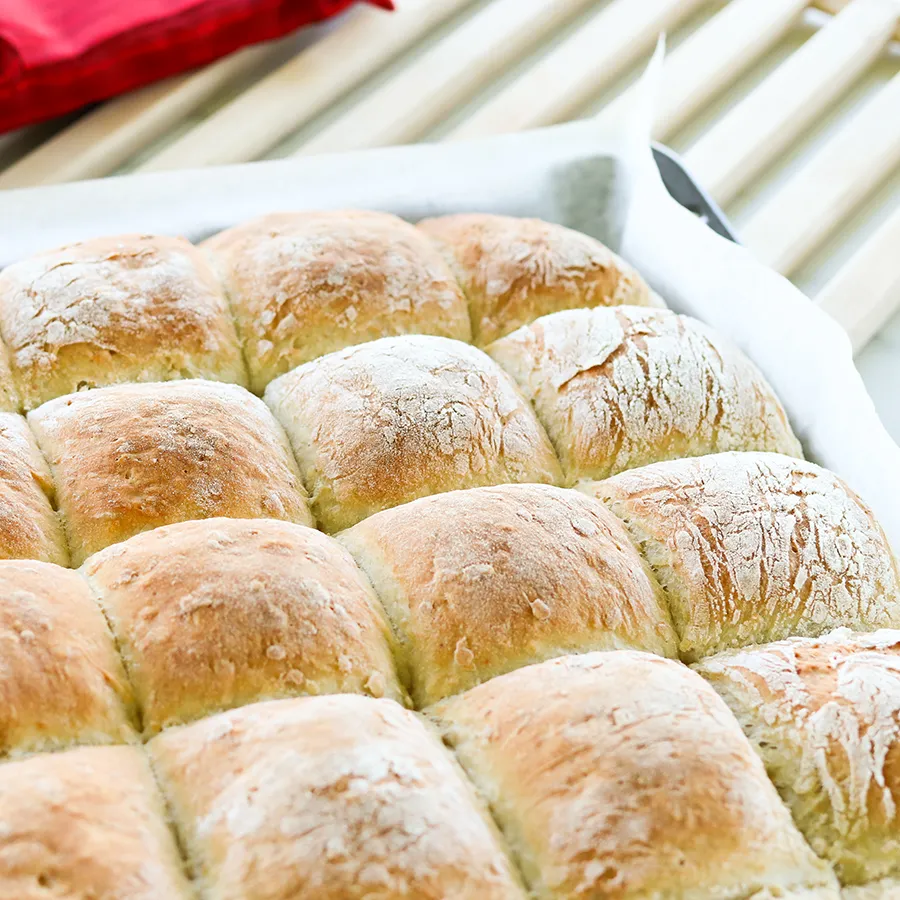 Peltileipä paloitellaan sämpylän kaltaisiksi paloiksi.