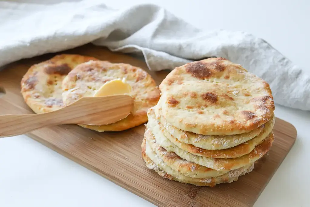 Perunarieskat pinossa paistamisen jälkeen.