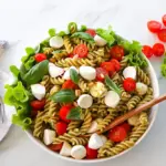 Pesto-pastasalaatti pienten tomaattien kera.