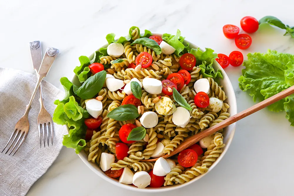 Pesto-pastasalaatti pienten tomaattien kera.
