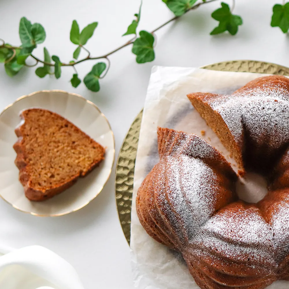 Piimäkakku, josta on leikattu pala lautaselle.