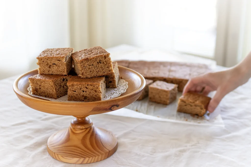 Piimäkakku pellillä paistamisen jälkeen.