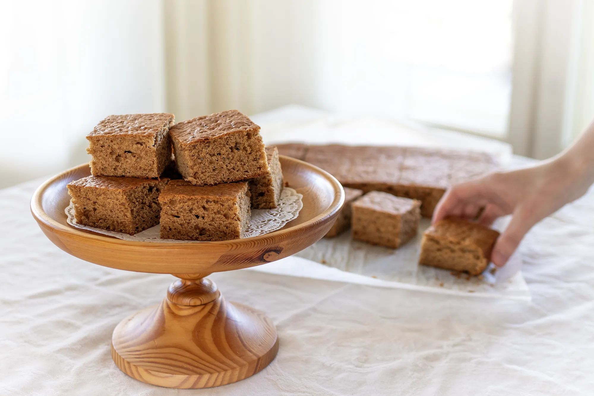 Piimäkakku pellillä paistamisen jälkeen.