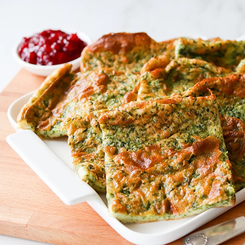 Pinaattipannukakku paloina ja puolukkahilloa.