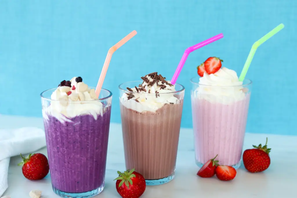 Erilaisia pirtelöitä korkeissa laseissa.