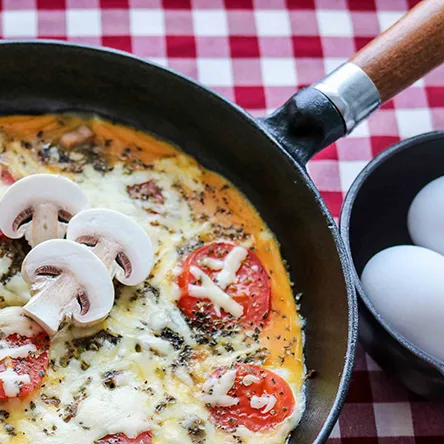 Pizzamunakas, jonka päällä on herkkusieniä.