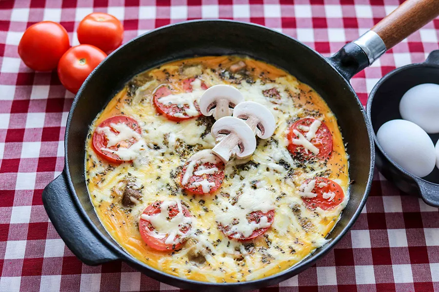 Pizzamunakas valurautaisella paistinpannulla.