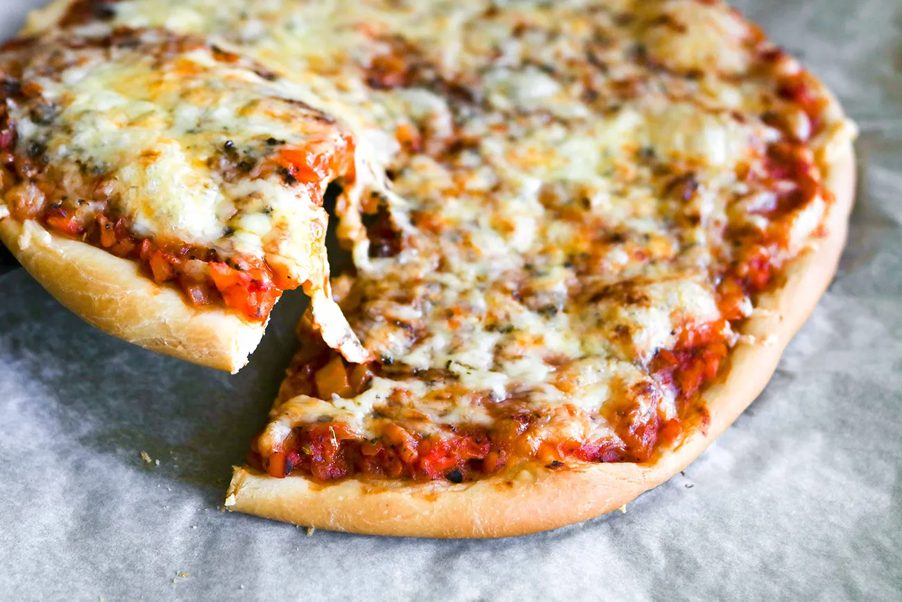 Pizzapohja kuivahiivalla kohotettuna, täytettynä ja paistettuna.