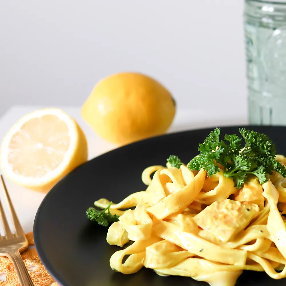 Pollo limonello mustalla lautasella.