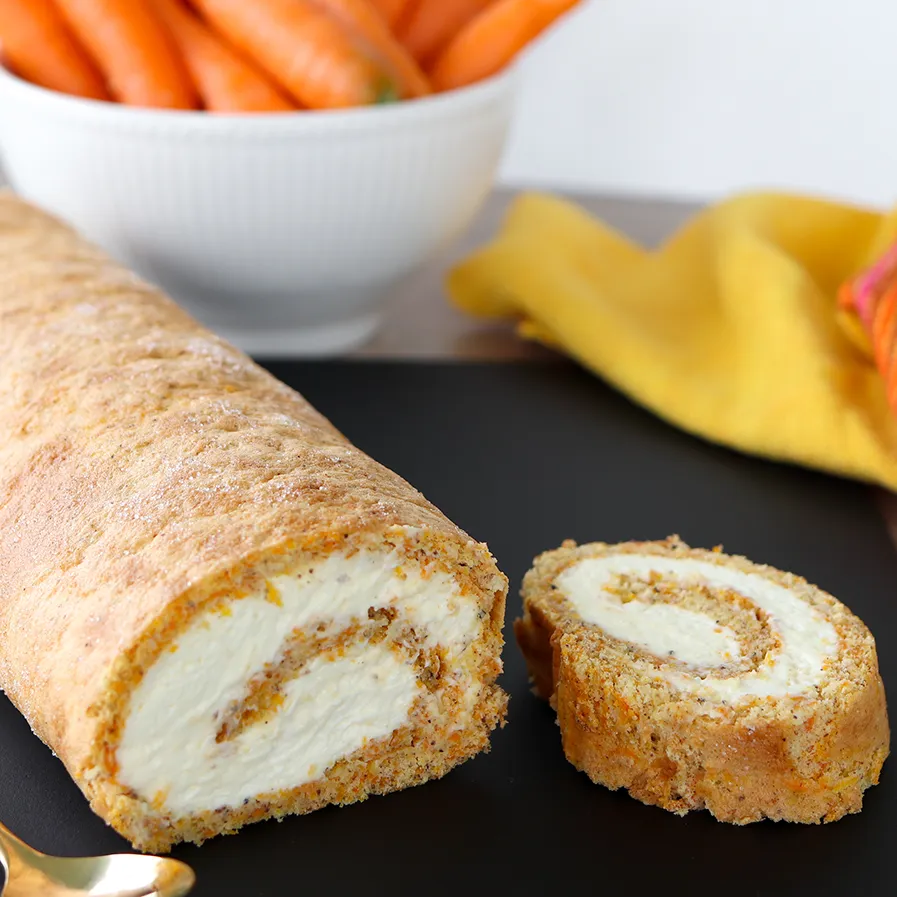 Porkkanakakku-kääretorttu, jossa on paljon täytettä.