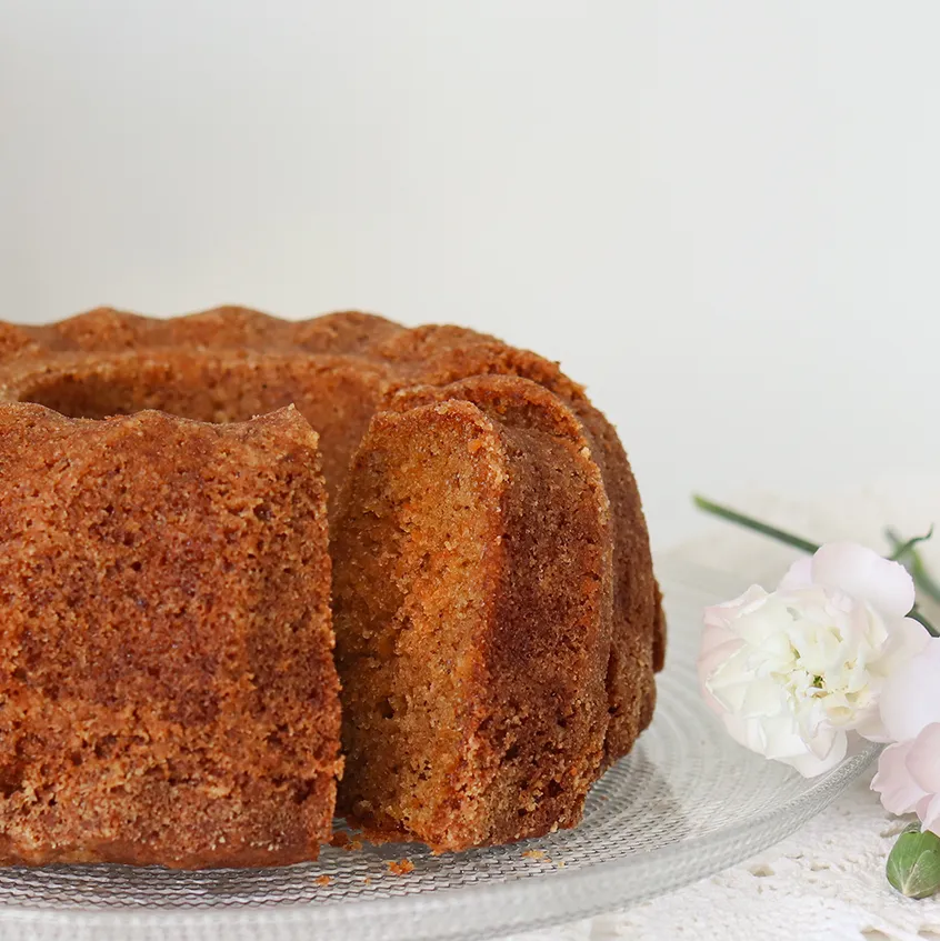 Porkkana-kuivakakku lasilautasella.