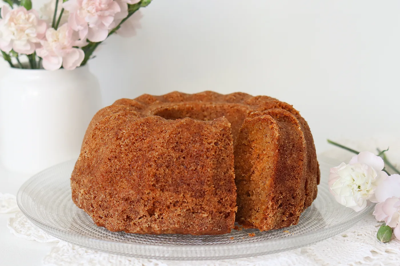 Porkkana-kuivakakku tarjoilulautasella.