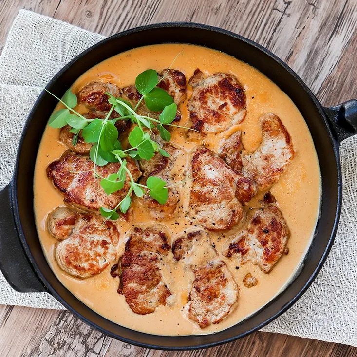 Possupihvit vaalean ruskeassa kastikkeessa.