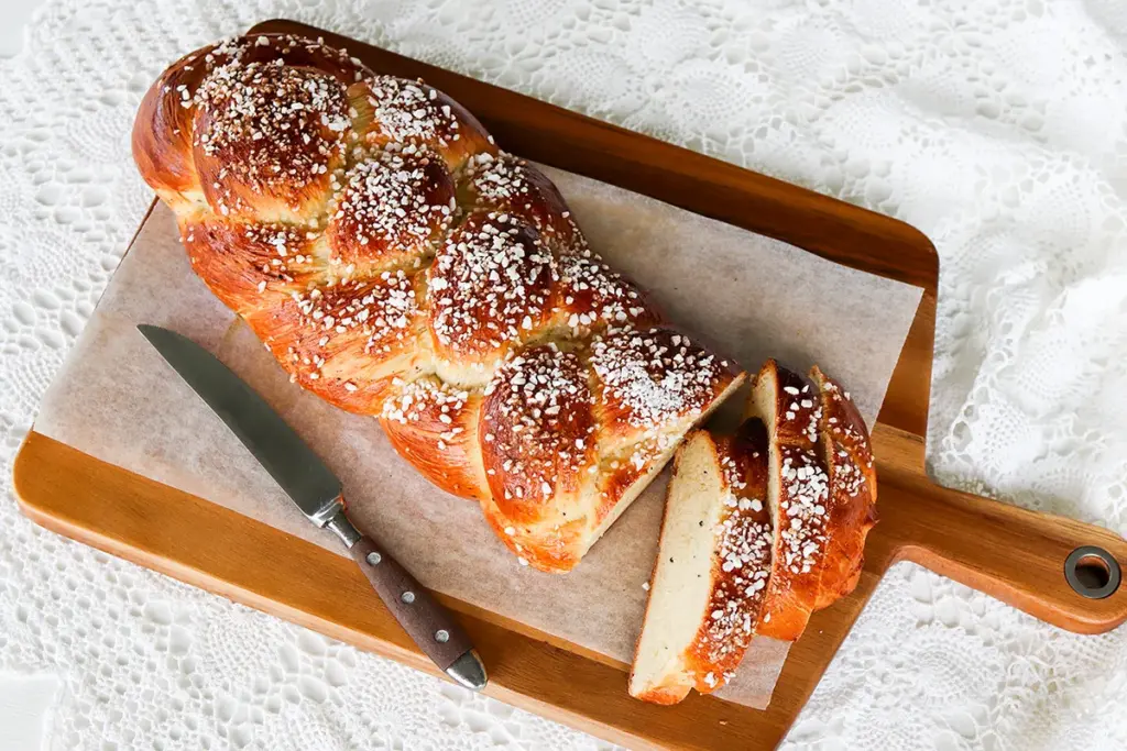 Pullapitko vanhanajan pitsiliinan ja leikkuulaudan päällä.