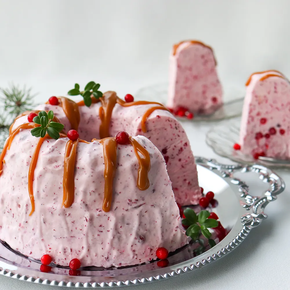 Puolukkajäädyke kumottuna ja koristeltuna.