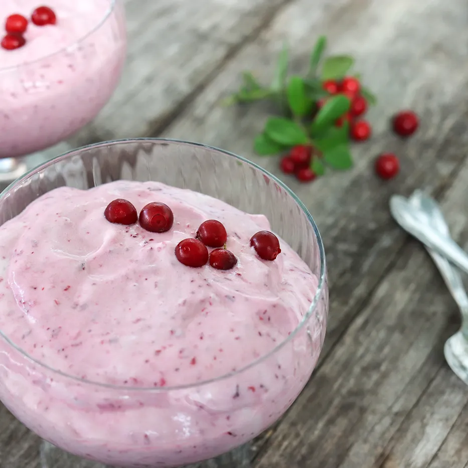 Puolukkarahka marjoilla koristeltuna.