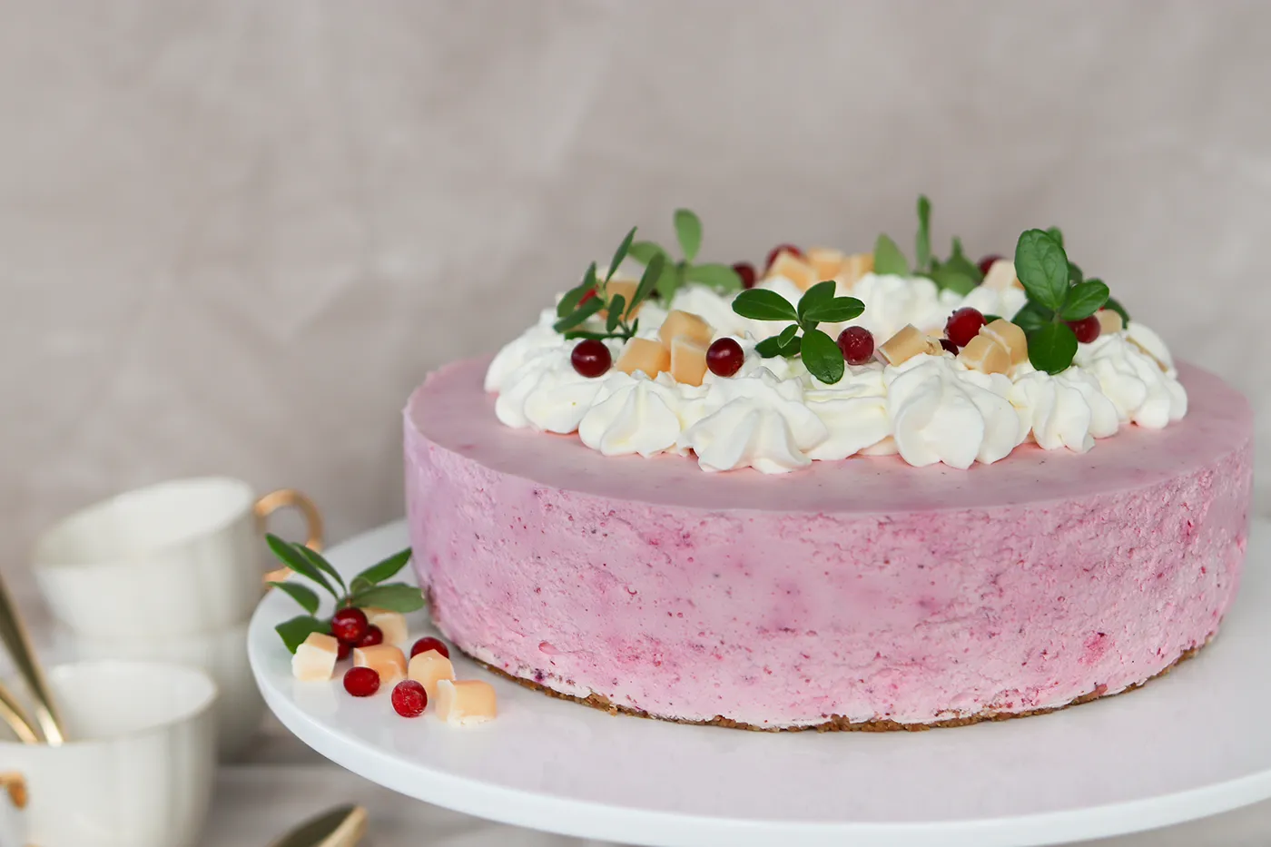 Puolukkajuustokakku kermavaahdolla ja toffeemakeisilla koristeltuna.