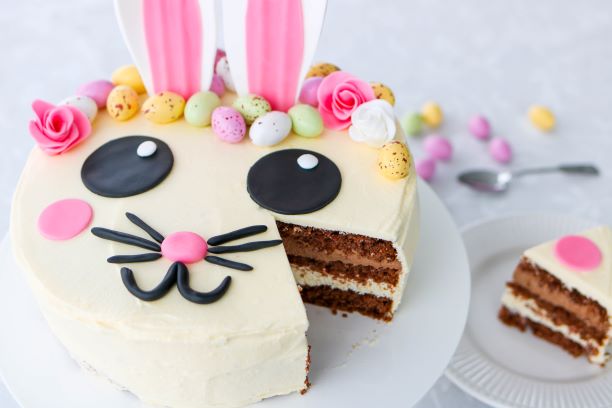 Pupukakku, josta on leikattu pala.