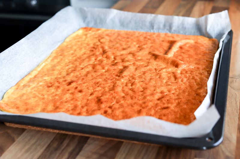 Paistettu raejuustoleipä pellillä