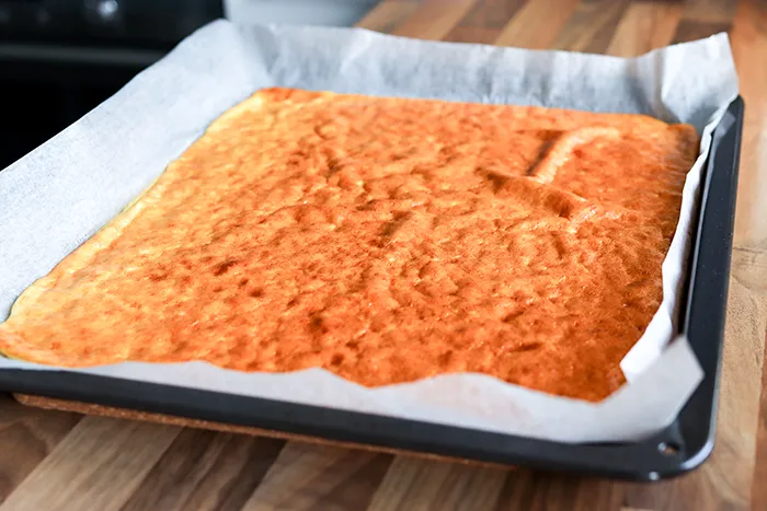 Paistettu raejuustoleipä pellillä