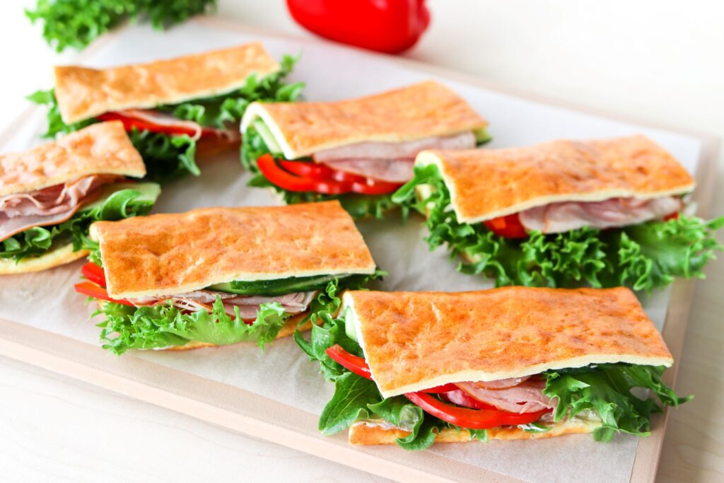 Raejuustoleipä kinkulla ja kasviksilla täytettynä