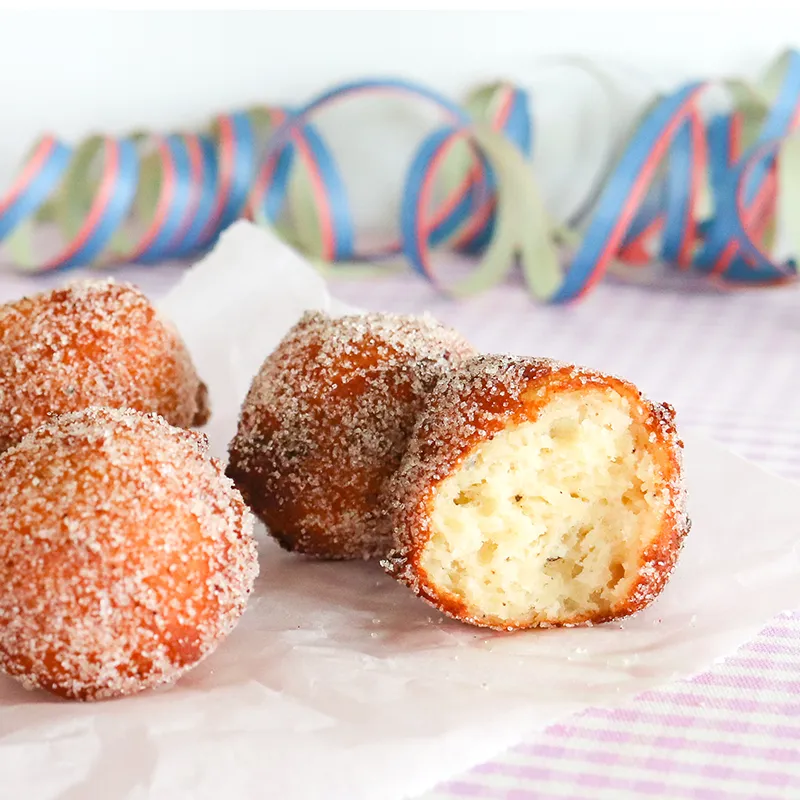 Rahkamunkit pöydällä leivinpaperin päällä.