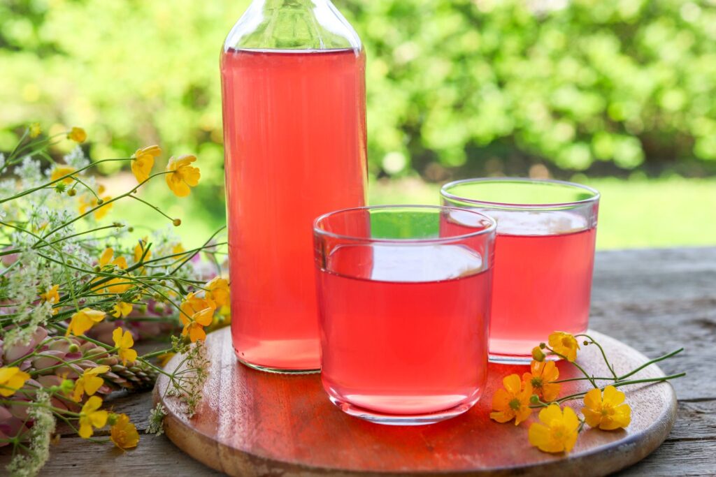 Raparperimehua kahdessa lasissa sekä pullossa