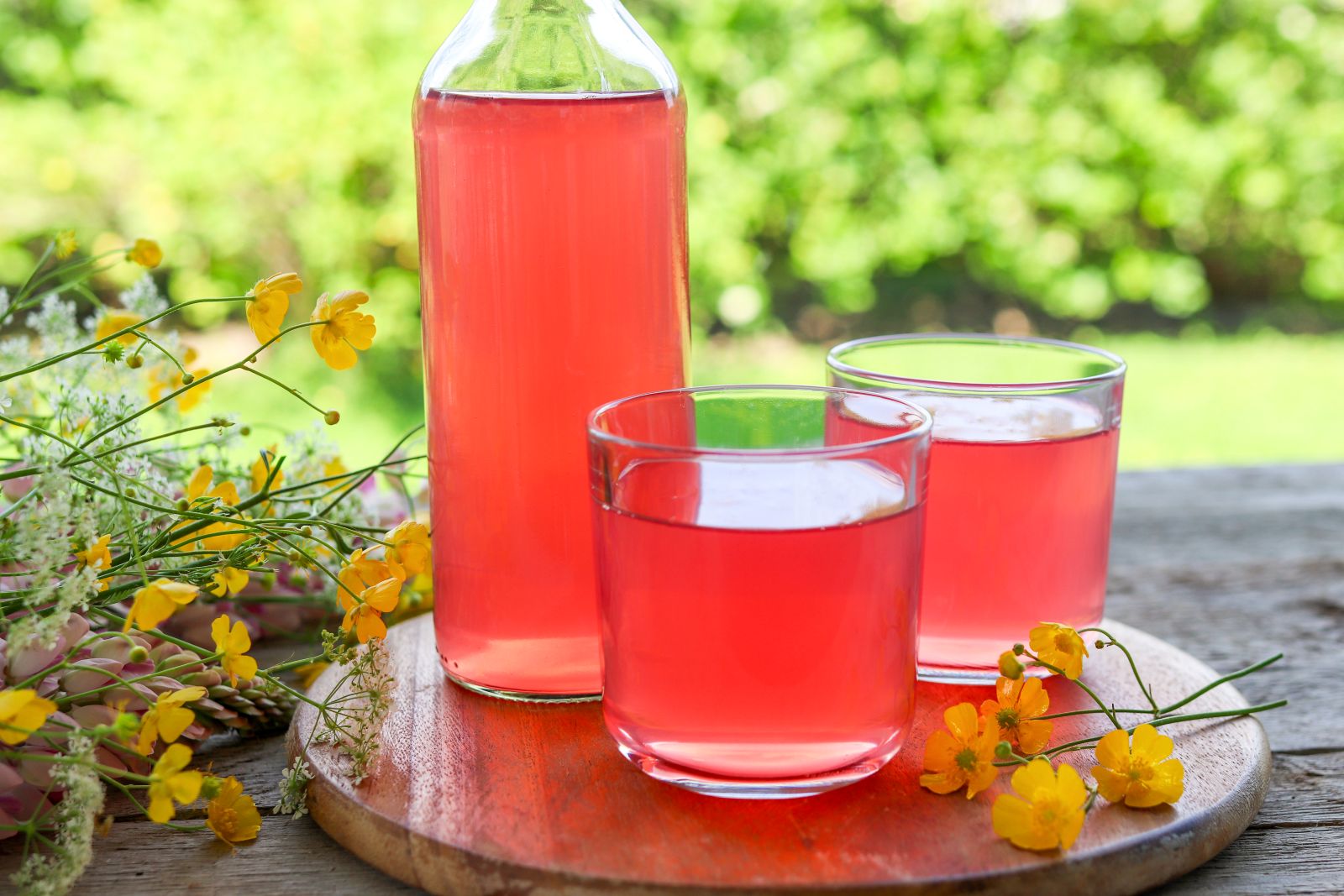 Raparperimehua kahdessa lasissa sekä pullossa