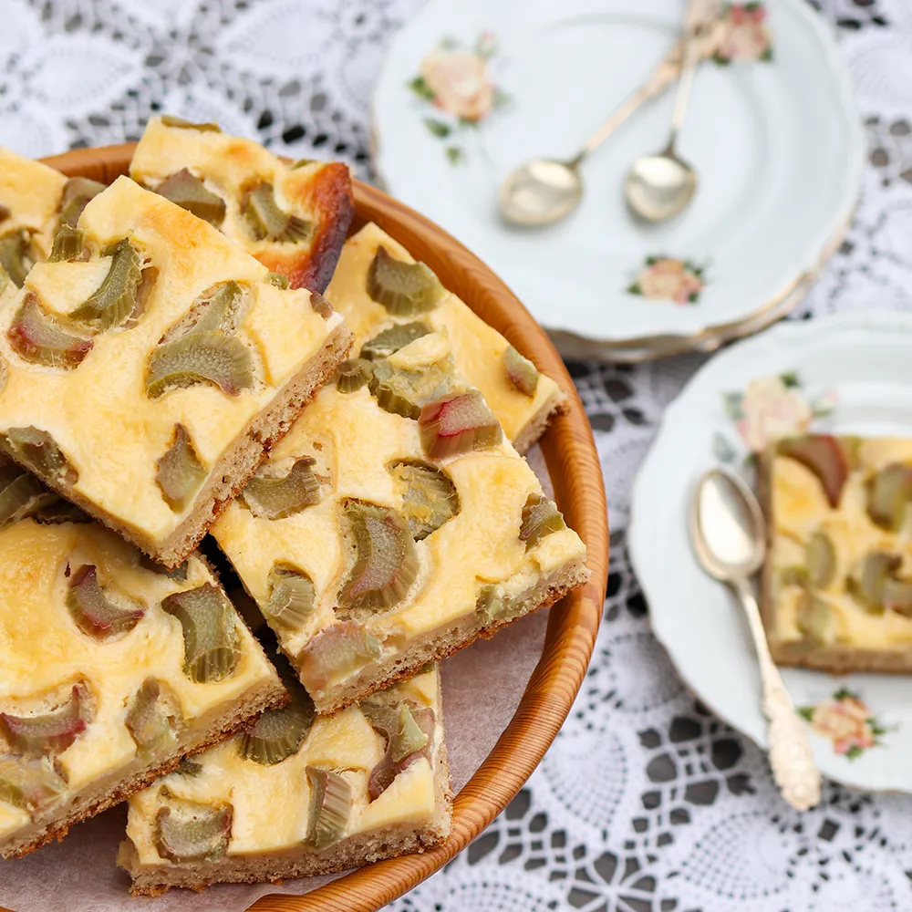 Pellillä paistetun raparperipiirakan paloja.