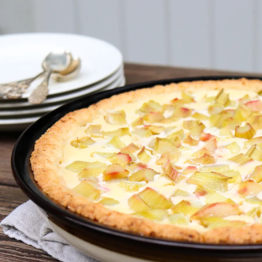 Raparperipiirakka muropohjalla Kermansaven piirakkavuoassa.