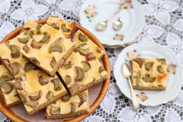 Pellillä paistetun raparperipiirakan paloja.