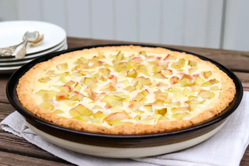 Raparperipiirakka, jossa on sitruunainen täyte ja muropohja.