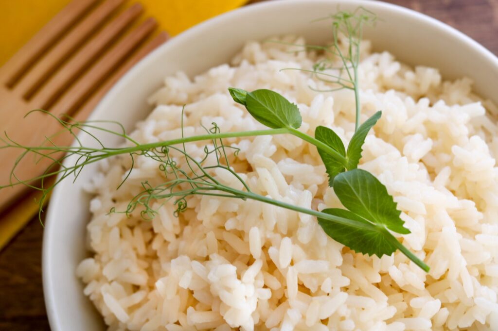 Keitettyä riisiä herneenversolla koristeltuna