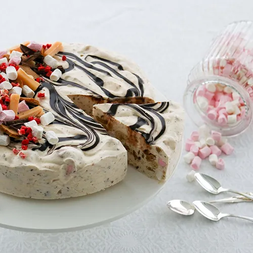 Rocky road -jäädyke ja pieniä vaahtokarkkeja.