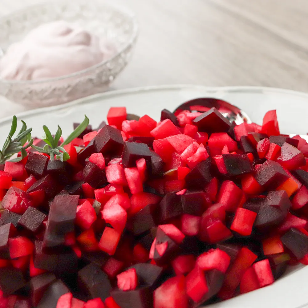 Rosolli vaalean tarjoiluastian päällä.