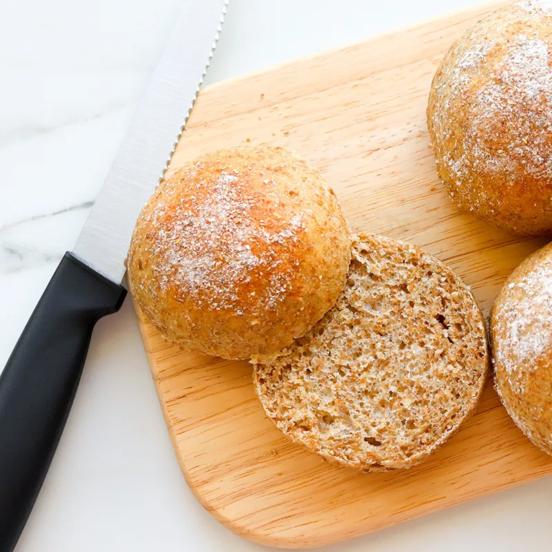 Ruissämpylät sahalaitaisen veitsen kanssa.