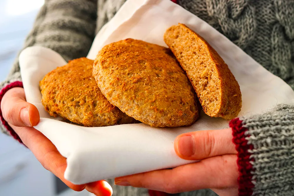 Herkulliset ruisleipäset lapsen sylissä.