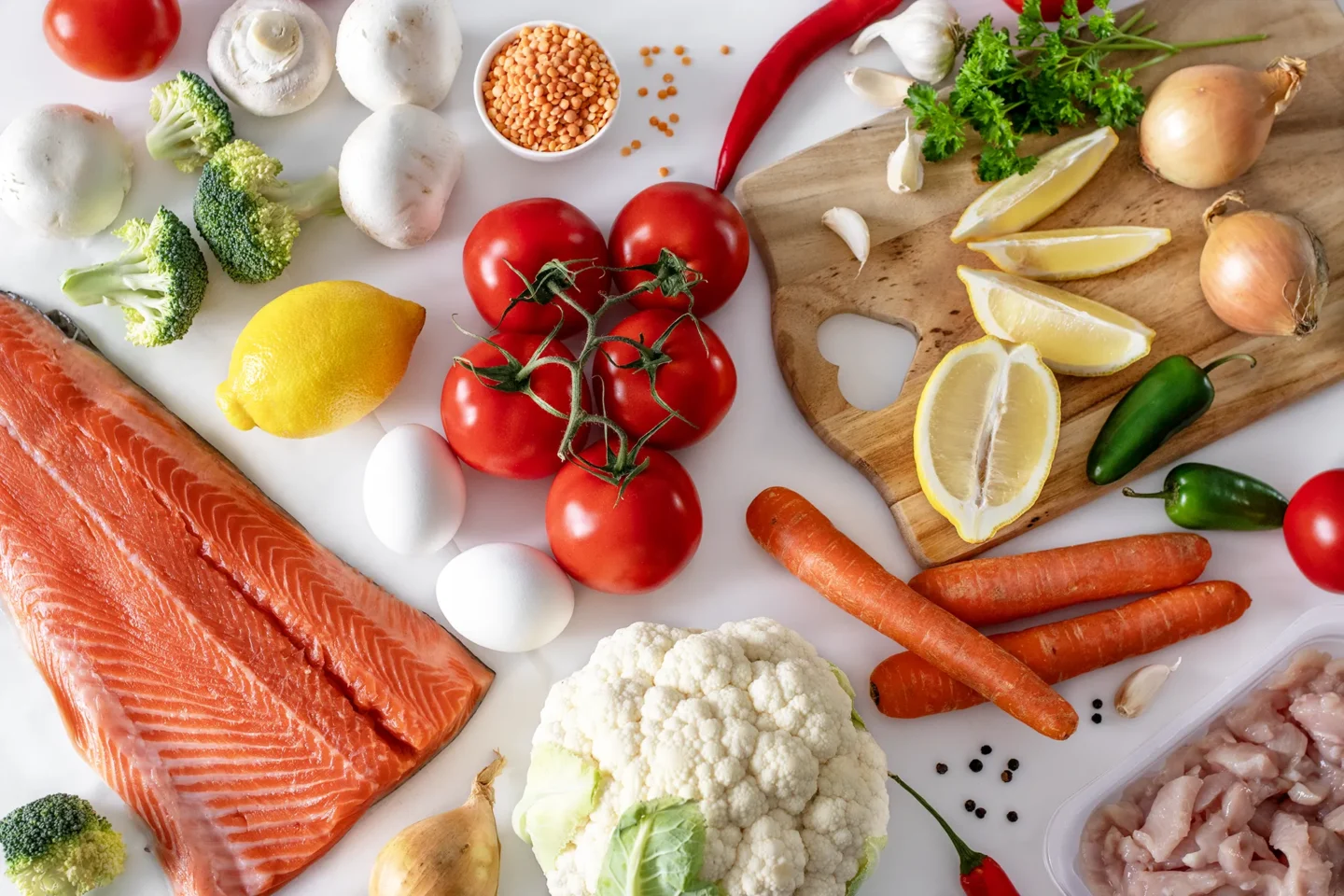 Ruoka-aineita kotona keittiön pöydällä.